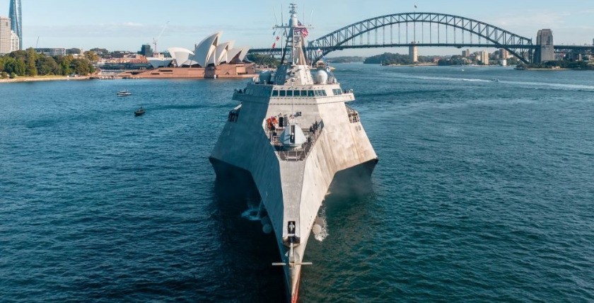 Canberra vor der
Skyline von Sydney, Foto: Austal