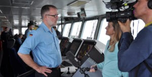 Fregattenkapitän Klatt auf der Brücke bei einem Pressetermin.