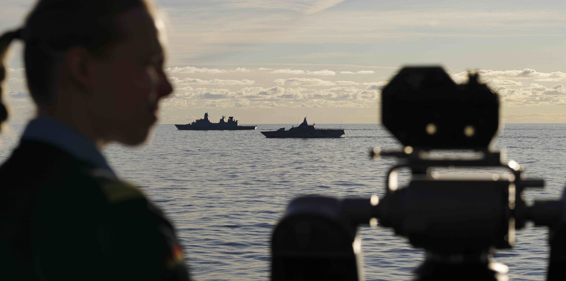 "Northern Coasts 2023" unter deutscher Leitung vor den Küsten Estlands und Lettlands - Miscex Fregatte HDMS "Peter Willemoes" und Korvette HSwMS "Nyköping", fotografiert von Bord der Fregatte "Hamburg". Foto: Bundeswehr/L.Rodewald