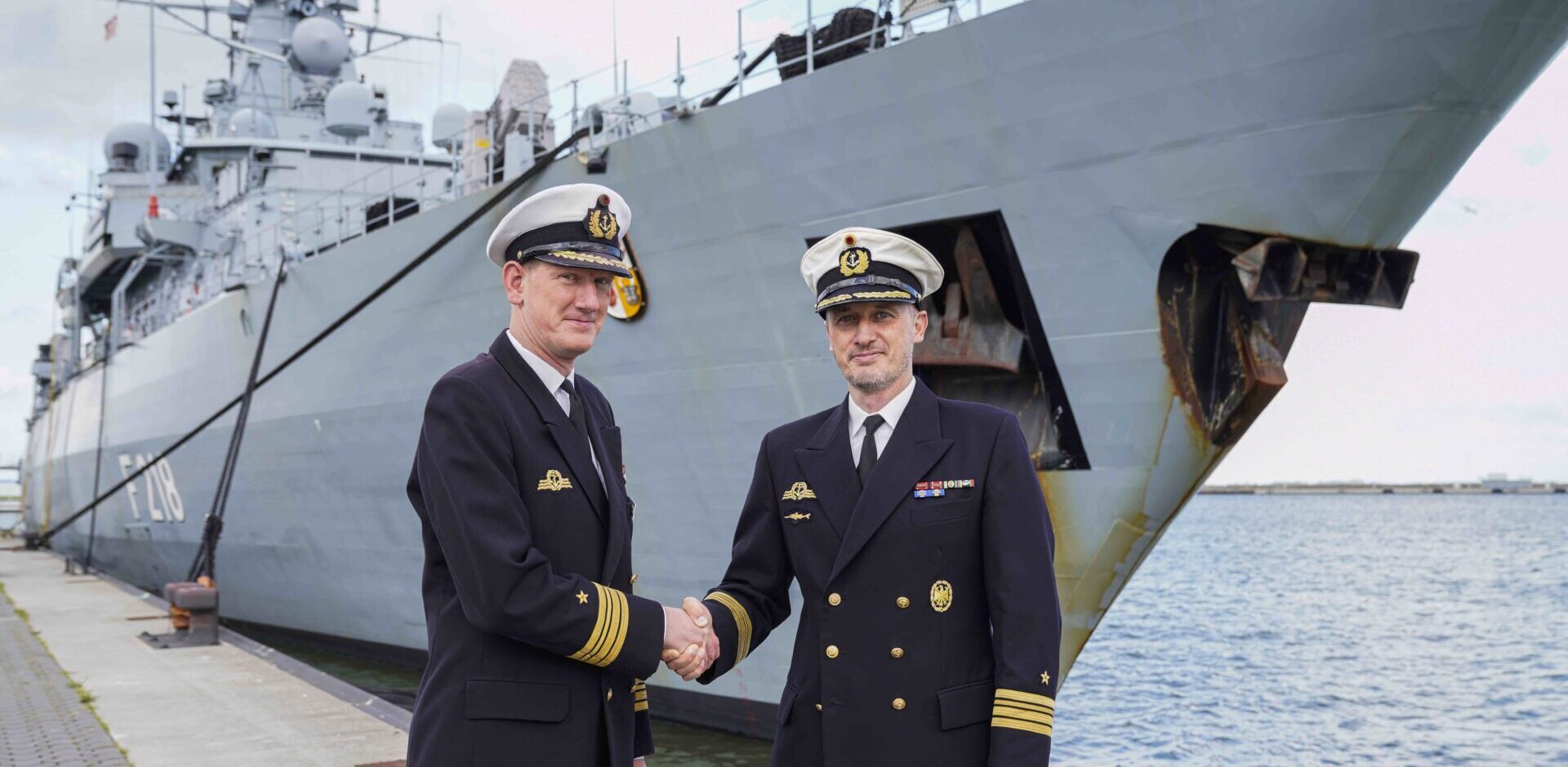 Kommandowechsel auf der Fregatte "Mecklenburg-Vorpommern", FK Wißler (links) übergibt an FK Eckmüller. Foto: Bundeswehr/L.Rodewald