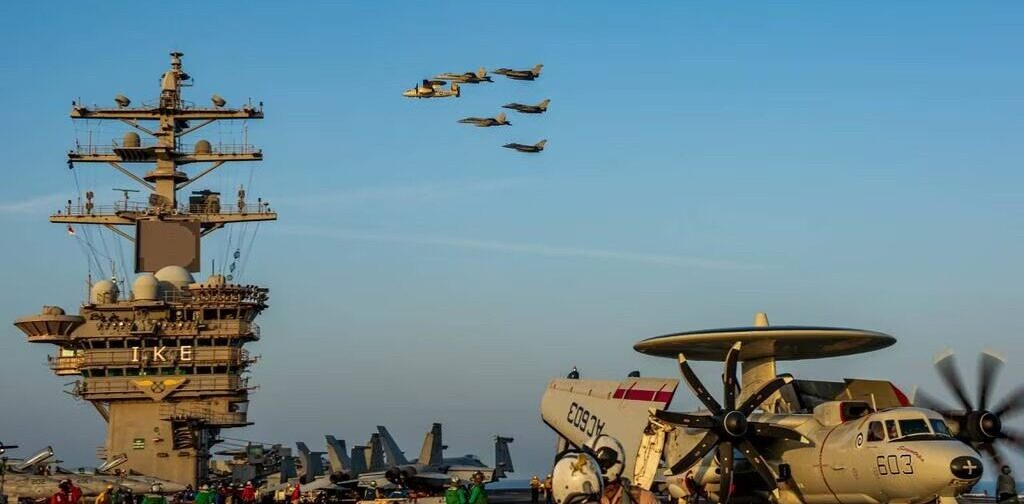Flugzeugträger "Dwight D. Eisenhower", Überflug einer gemischten Gruppe amerikanischer und französischer Trägerflugzeuge. Foto: U.S. Navy/J.Hilgendorf