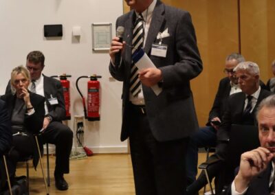 Frage aus der interessierten Teilnehmerschaft: Vizeadmiral a.D. Frank Ropers. Foto: K.H. Brüdegam