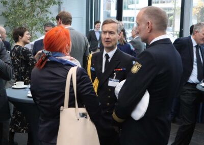 Buntes Gespräch im Foyer. Foto: K.H. Brüdegam