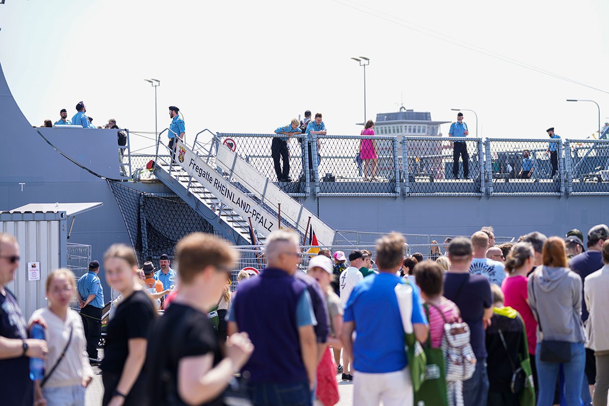 Tage der offenen Tür ziehen stets viele Besucheran – aber zu wenige wollen als Soldat anheuern, Foto: Bw/Leon Rodewald