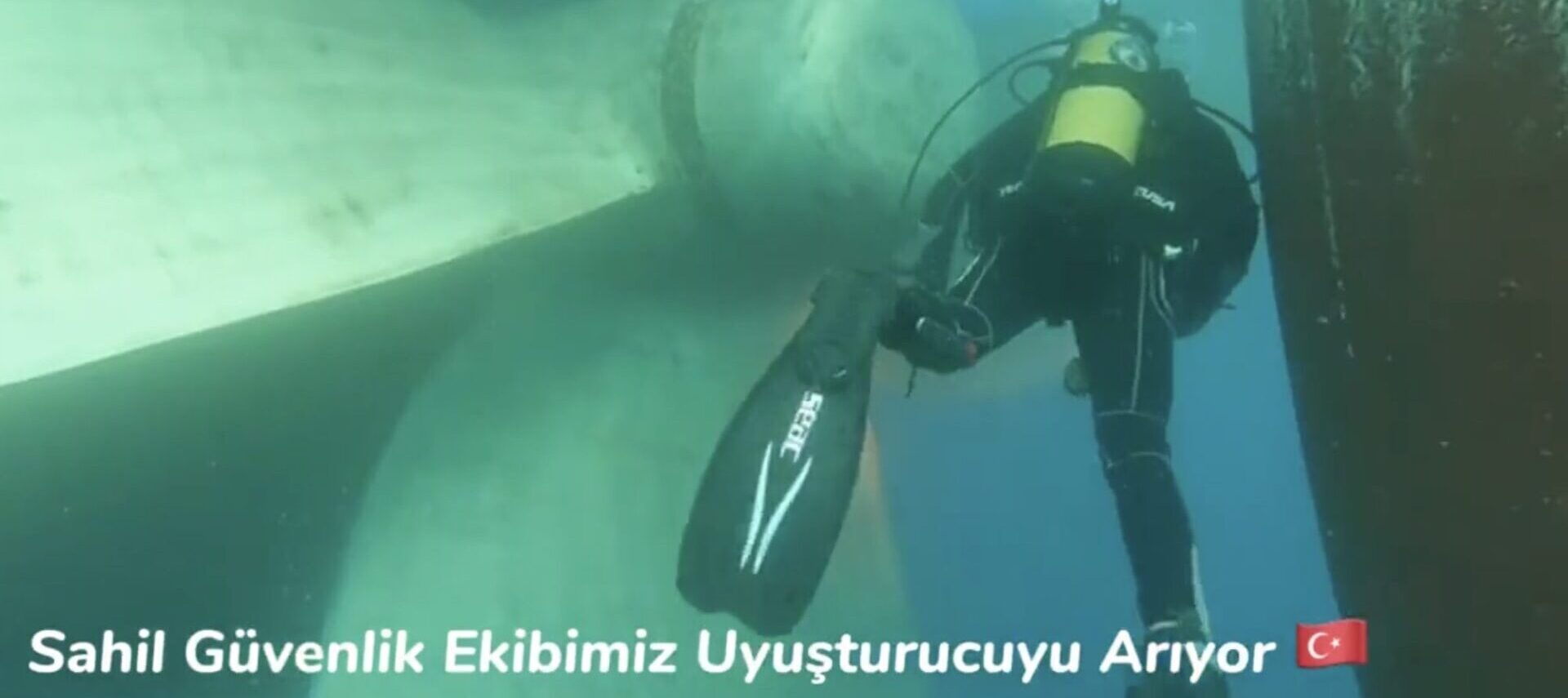 Ein Taucher der türkischen Küstenwache sucht nach Drogen. Foto: Türkische Küstenwache