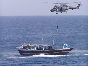 Kontrollen auf See gehören seitJahren zum Aufgabenspektrum der Marine, Foto: Bw