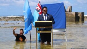 Im Meer stehend, gab Simon Kofi, Außenminister des Inselstaats Tuvalu, eine Erklärung zur UN-Klimakonferenz 2021 ab, Foto: Tuvalu Ministery of Justice