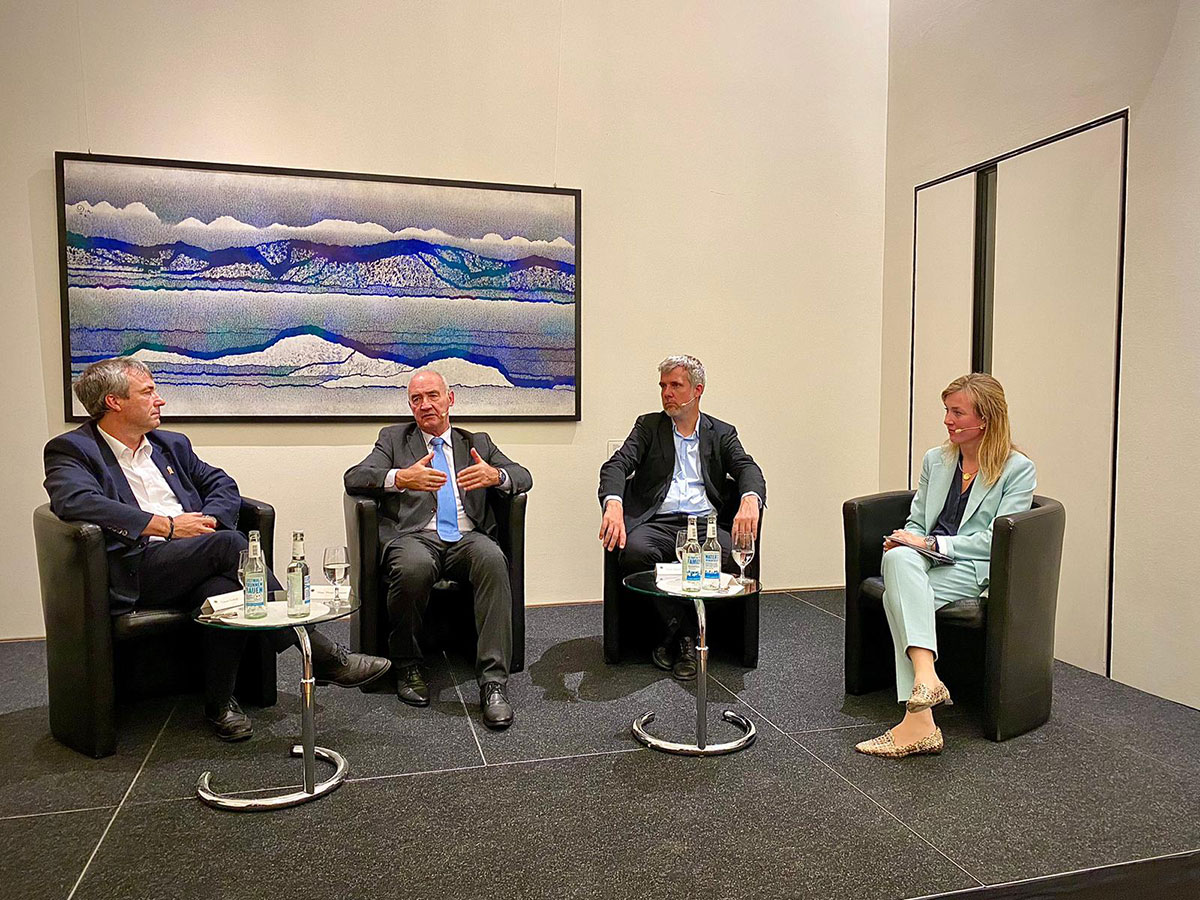Staatssekretär Johann Saathoff, Generalleutnanta.D. Hans-Werner Wiermann, Koordinator Dieter Janecek und Staatssekretärin Siemtje Möller (v.l.), Fotos: Bw/Marcus Mohr