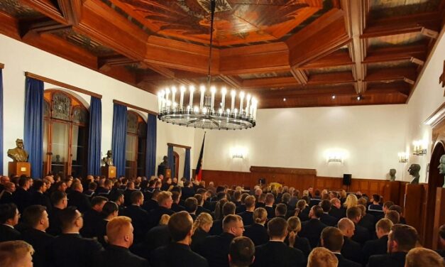 Zwischen Büste und Videowall