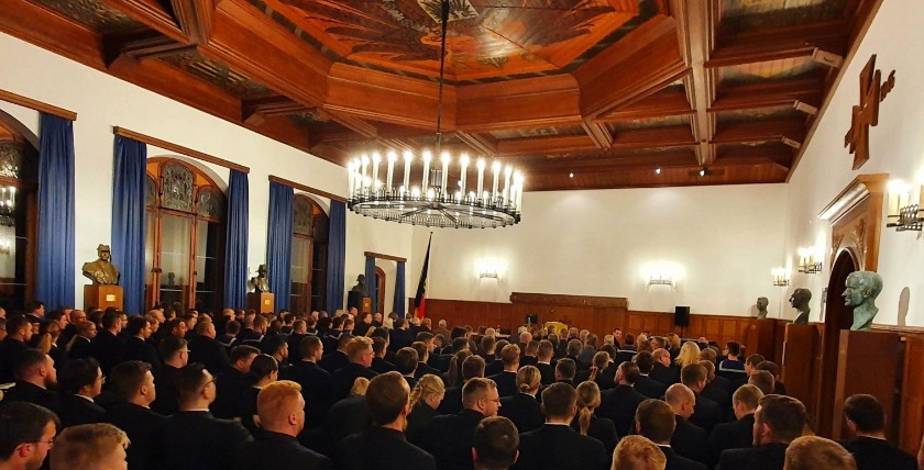 Die vollbesetzte Aula, das „Wohnzimmer“ der Marine, Foto: Jenny May-Barg