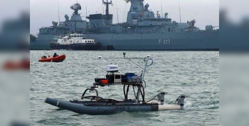 WAM-V 16 vor der Fregatte Bayern, Foto: Ocean Power Technologies