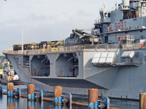 In den seitlichen Einbuchtungender San Marco können zwei kleine Landungsboote des Typs LCVP transportiert werden, Foto: Thomas Nägele)