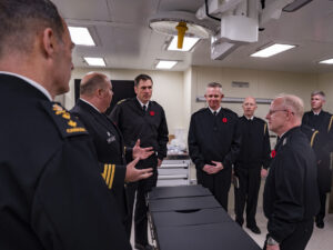 Besichtigungdes Bordlazaretts, Foto: US Navy