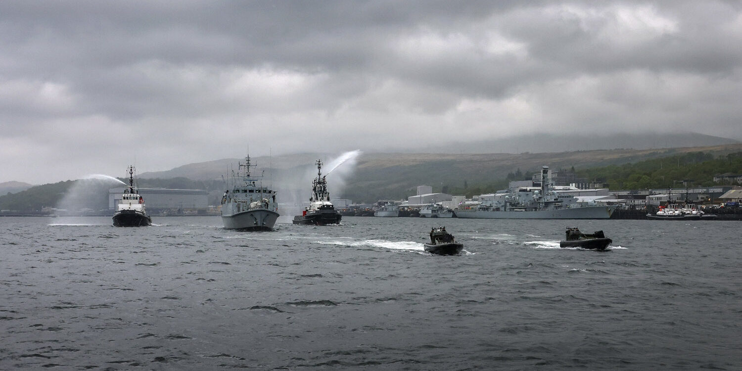 M 112 - HMS "Shoreham" leaving homeport Faslane. Photo: Royal Navy
