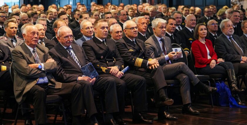 In der ersten Reihe rahmen die ehemaligen Inspekteure Wolfgang Nolting, Hans Lüssow und Lutz Feldt Vizeadmiral Jan Kaack und die Ehrengäste ein, Foto: Nico Theska