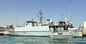 Britisches Minenjagdboot HMS Bangor (M 109), Sandown-Klasse, in Bahrein. RNMB Harrier längsseits. Foto: Royal Navy/Crown Copyright