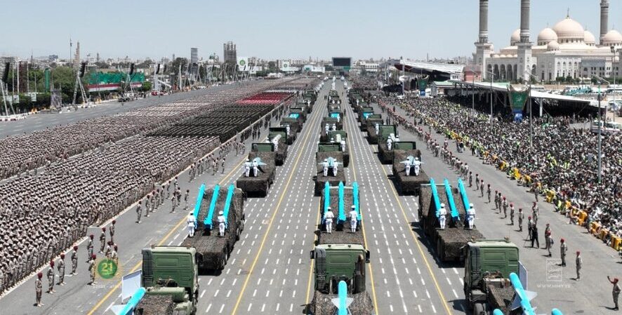 Seeziel-FK auf der September-Parade in Sanaa 2023 - Al Mandab 1, davor Faleq 1. Foto: Houthi Media