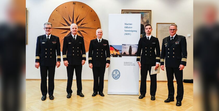 Der Preisträger, Kapitänleutnant Jonas Schoepke (2.v.r.) umrahmt (v.l.) von seinem Kommodore des MFG5, Fregattenkapitän Carsten Holtgreve, dem Kommodore des MFG3 u. Regionalbeauftragten der MOV, Kapitän zur See Oliver Ottmüller, dem Kommandeur der Technischen Gruppe des MFG5, Fregattenkapitän Martin Poppitz sowie dem Kommandeur der Marineflieger, Kapitän zur See Nielsen, Foto: MFG 5