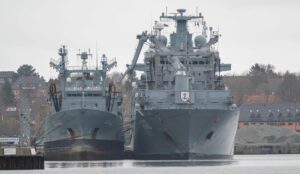 "Spessart" fast leer - "Bonn" wieder fast voll. Umpumpen am 17.02.2024 in Kiel. Foto: Michael Nitz