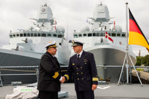 Der litauische Commander of Navy, Kapitän zur See Māris Polencs, begrüßt Flottillenadmiral Stephan Haisch in der lettischen Hauptstadt Riga, Foto: Bw/Leon Rodewald
