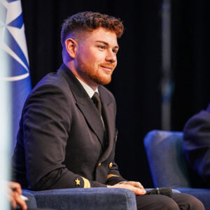 Oberleutnant zur See Julius Mors stellt sich Fragen des Publikums, Foto: Bw/Nico Theska