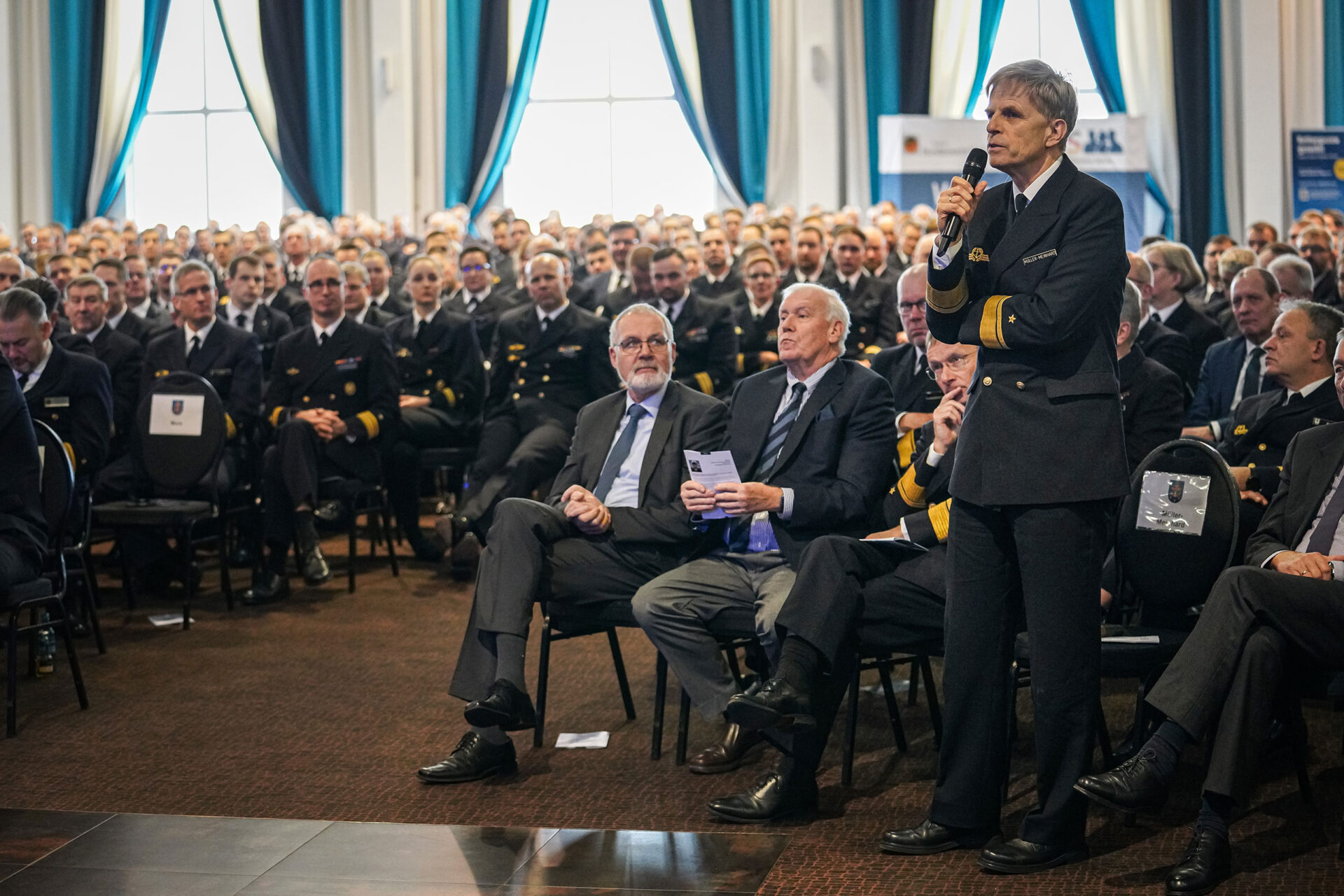 Konteradmiral Christoph Müller-Meinhard hakt nach, Foto: Bw/Nico Theska