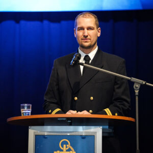 Oberleutnant zur See Luca Schwenke trägt zum Thema Logistik vor,Foto: Bw/Nico Theska