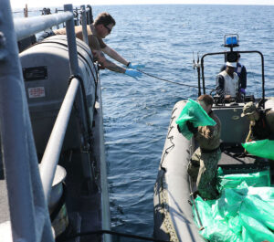 Soldaten der USS Chinook nahmen 2023vor der Küste des Oman 2115 AK-47-Gewehre auf einem Fischerboot in Beschlag. Das Boot war auf dem Weg vom Iran in den Jemen, Foto: US Navy