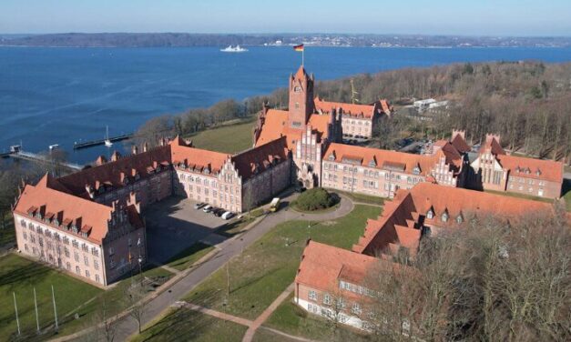 Marineschule Mürwik: Bildung binär