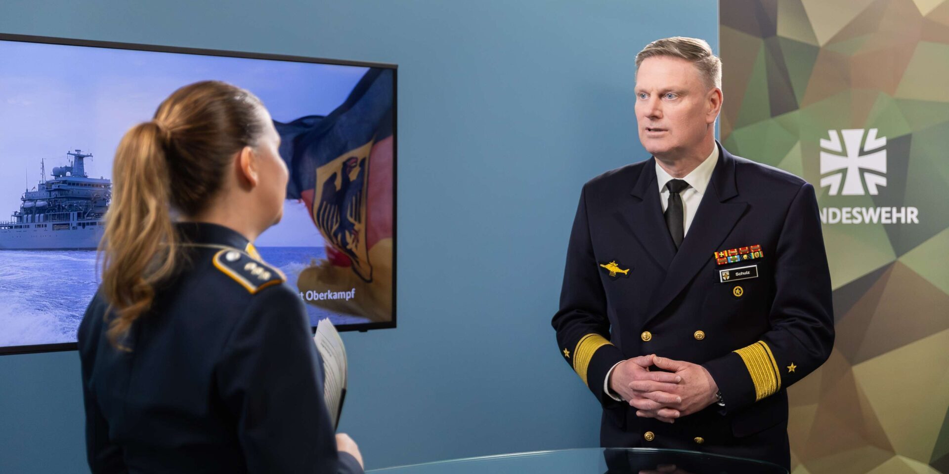 Flottillenadmiral Axel Schulz im Interview bei "Nachgefragt". Foto: Bundeswehr/Steve Eibe