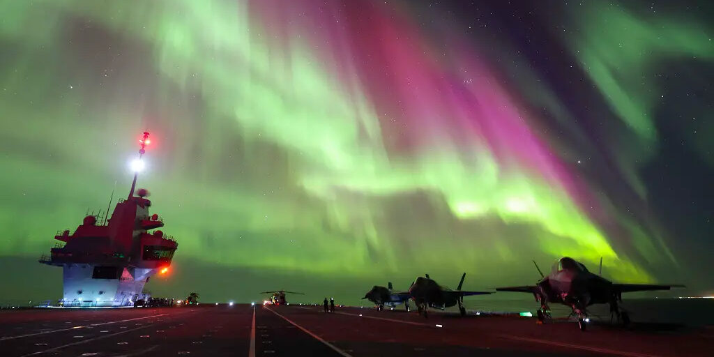 Nordlicht über der "Prince of Wales". Foto: Royal Navy/ Crown Copyright