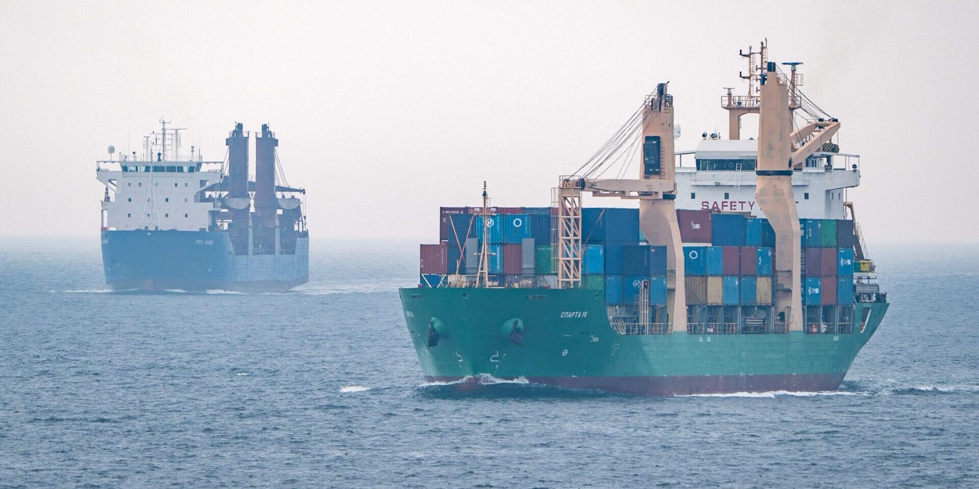 "Sparta IV" und "Ursa Major" in deutschen Gewässern. Foto: Michael Nitz