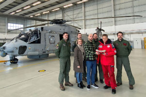 Oleksii Kolesnikow (M.) bedanktsich mit einer Spende für die DGzRS bei seinen Rettern, Foto: Havariekommando/Malin Stute