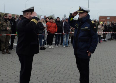 Der Kommandant meldet "Bonn" beim Geschwaderkommandeur Thorsten Geldmacher zurückThorsten Geldmacher zurück