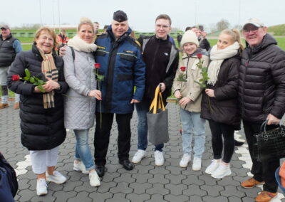 Der Wachtmeister: Begrüßung mit Rosen!