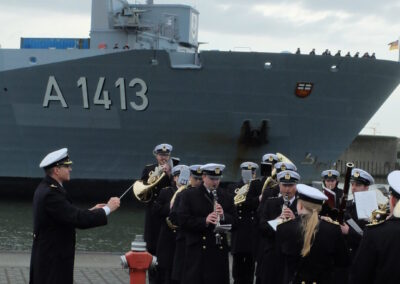 EGV "Bonn" läuft in Wilhelmshaven ein. Mit Musikcorps wie es sich gehört!