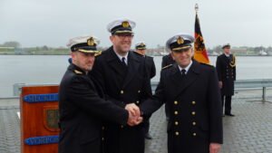 Kapitän zur See Olliver Pfennig übergibt zuerst von Fregattenkapitän Wolfgang Eckmüller an Fregattenkapitän Daniel Wolter, anschliessend von Fregattenkapitän Liebert an Fregattenkapitän Wolfgang Eckmüller