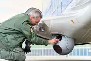 Ein Operator kontrolliertvor dem Abflug die Sensoren der Maschine, Foto: Havariekommando/Fabian Wilking