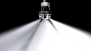 Wassernebel erzeugt von einer Düse eines LAFF-Systems. Bild: Delta-Fifi Asia Pasifik