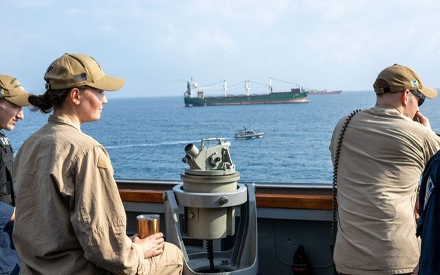 USS Mason (DDG 87, Arleigh-Burke-Klasse) als Teil der CTF-153 (Operation Prosperity Guardian) begleitet Handelsschiffe. Foto: U.S. Navy