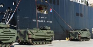 USNS „Button“ entlädt amphibische Angriffsfahrzeuge (AAV-7A1) während einer Maritime Prepositioning Force - Übung. Foto: U.S. Navy