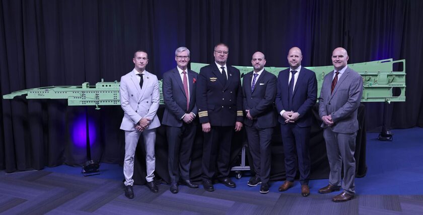 v.l.n.r.: Stephen Schmidt (Boeing), Alan Carson (ESG Elektroniksystem- und Logistik-GmbH, FKpt Björn Malmus (BAAINBw), David Barnes (Boeing), Michael von Puttkamer (Lufthansa Technik), Matt Kaslik (Boeing). Foto: Boeing.