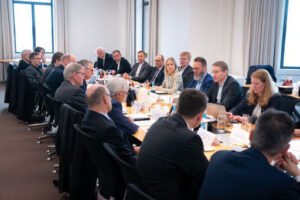 Pressekonferenz über die Ergebnisse des Wehrtechnik-Gipfels: Daniel Friedrich, Bezirksleiter IG Metall Küste, Ministerpräsident Daniel Günther, Wirtschaftsminister Claus Ruhe Madsen, Dieter Hanel, Arbeitskreis Wehrtechnik (v.l.), Foto: Michael Staudt