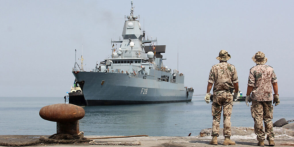 Fregatte Sachsen F 219, einlaufend in den Hafen von Djibouti. Foto: Bundeswehr/Wolff