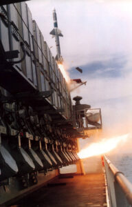 Start einer ESSM Sea Sparrow aus Vertikalstarter auf einer Fregatte der M-Klasse. Foto: cavdkm.nl