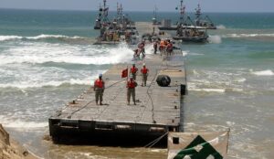 JLOTS-Schwimmpier / Anlandungsdamm wird an Land geschoben. Foto: US-Navy/B.Caracci