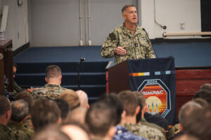 Vizeadmiral Michael Boyle,Befehlshaber der 3. US-Flotte, spricht bei der abschließenden Planungskonferenz zu Rimpac 2024, Foto: US Navy/Lily Gebauer