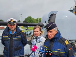Frigate Captain Volker Kübsch, State Secretary Siemtje Möller and Vice Admiral Frank Lenski, Commander of the Fleet Photo: H.-U. Mergener