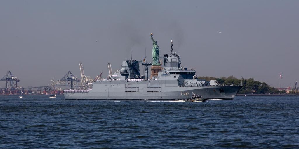Deutsche Fregatte Baden-Württemberg vor der Freiheitsstatue. Foto: Deutsche Marine/Theska