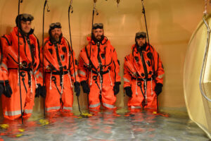 In der Schleuse stehen die Trainingsteilnehmer bereit zum Ausstieg, Fotos: Philipp Steiner